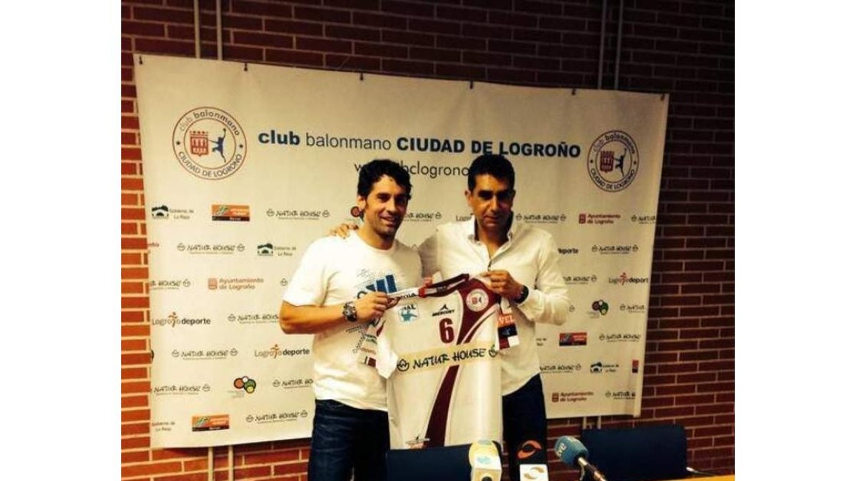 Juanín en la presentación con el técnico riojano.