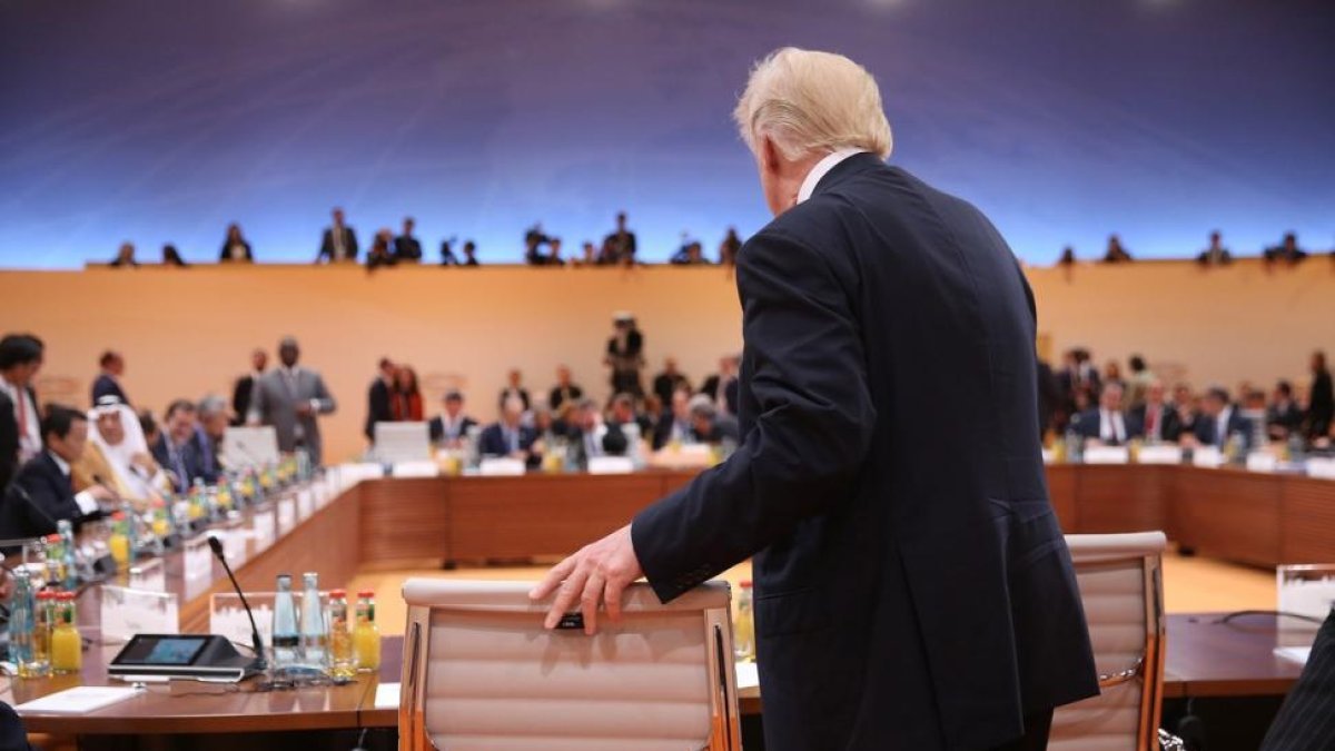 El presidente de EEUU, Donald Trump, toma asiento en el plenario de la cumbre del G20 de Hamburgo, el 7 de julio.