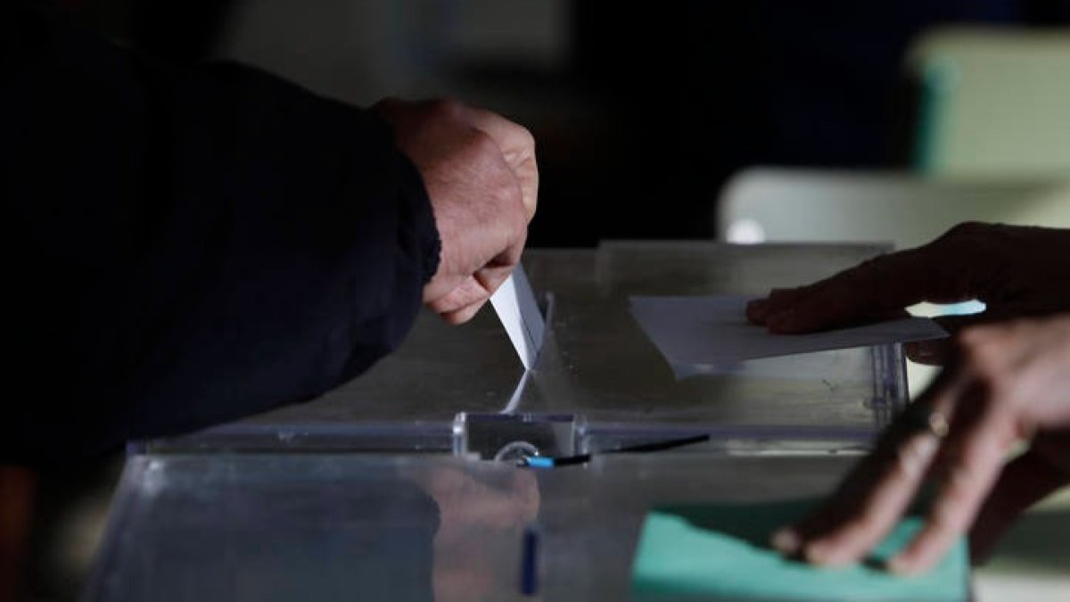 Imagen de archivo de una urna en las últimas elecciones municipales del 28-M. FERNANDO OTERO