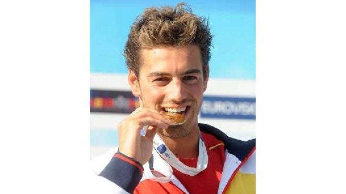El nadador español Rafael Muñoz con la medalla de oro conseguida en los 50 metros mariposa.