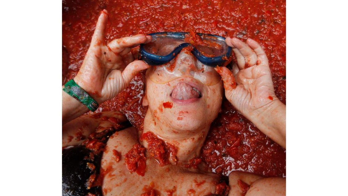 Los participantes en la fiesta se pudieron bañar en un caldo de tomate. MIGUEL ÁNGEL POLO