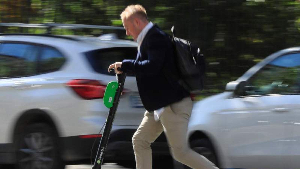 El Procurador del Común mantiene una actuación de oficio por los patinetes eléctricos. ALVARADO