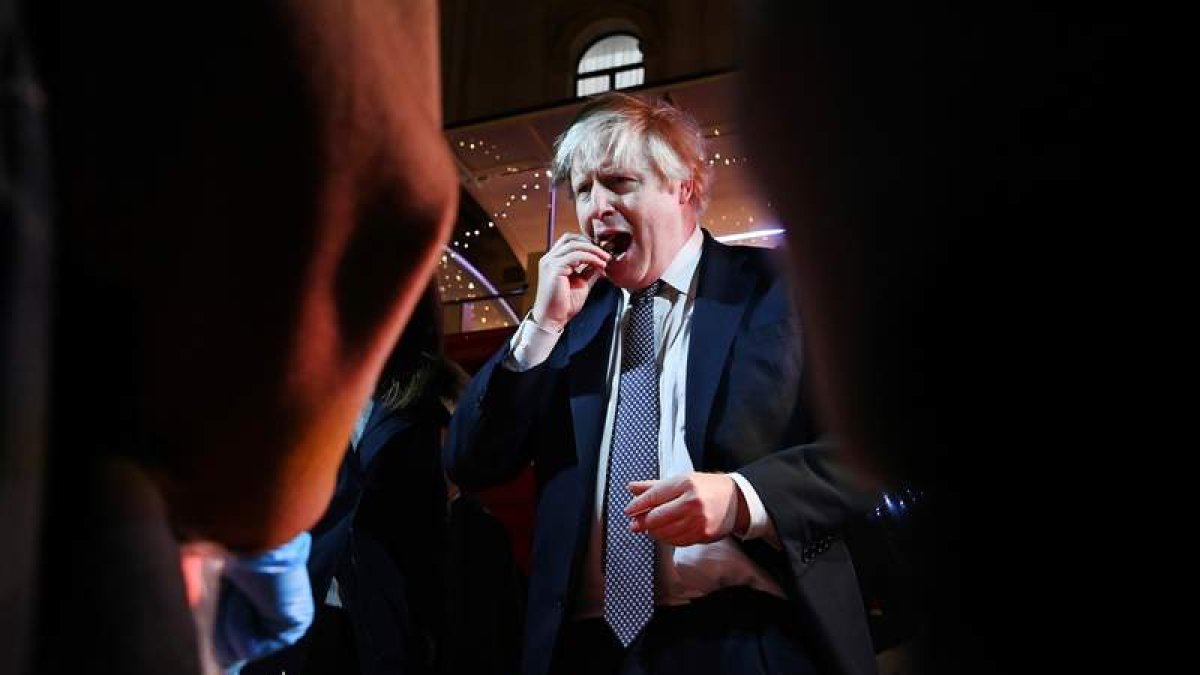 El primer ministro inglés en un mercadillo navideño de Londres. ANDY RAIN