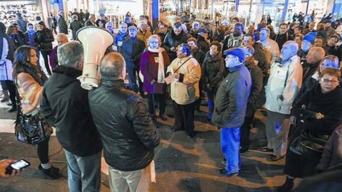 Protesta sindical en la sede del PP de Sabadell, ayer, como previa a la movilización de este fin de semana.