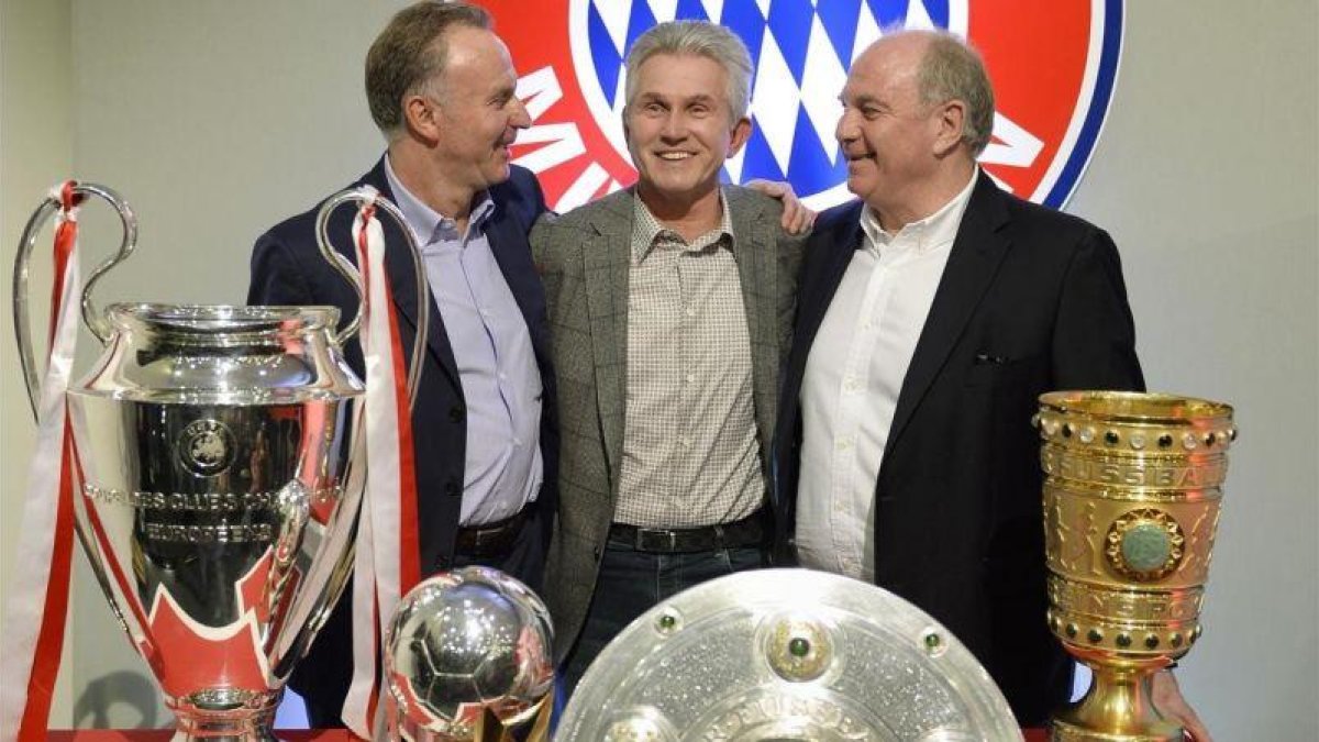 Rummenigge, Heynckes y Hoeness posan con los trofeos logrados por el Bayern en la temporada 2012-13.