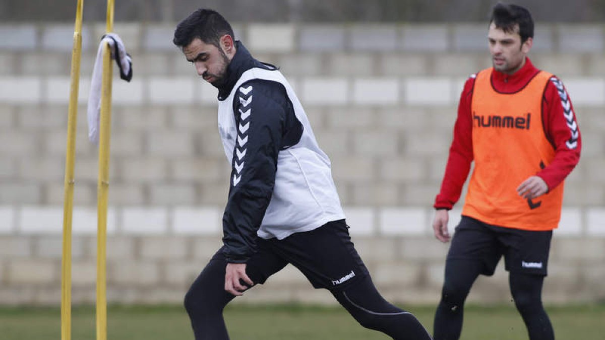Viti, con Marcos Álvarez detrás, durante un entrenamiento de la Cultural. JESÚS F. SALVADORES