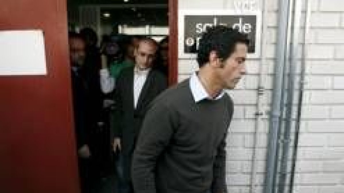 Quique Sánchez Flores, en el momento en el que abandona las dependencias del Valencia