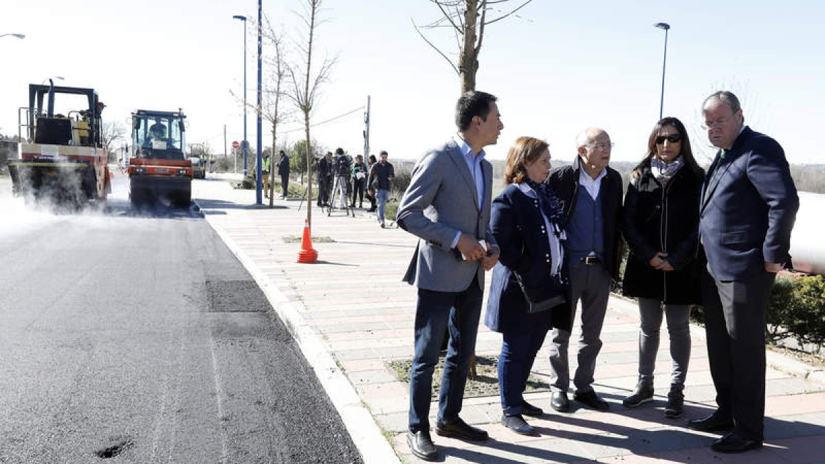 Silván, junto a concejales y técnicos, visitó ayer las obras del plan de asfaltado. MARCIANO PÉREZ