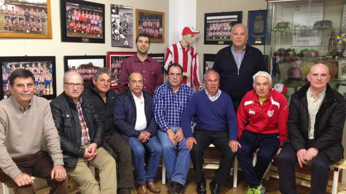 Felipe, de azul, junto a Isaac Álvarez, Páez, Santalla, Carlos Alberto, Sierra, Felix, Serafín, Casimiro. DL