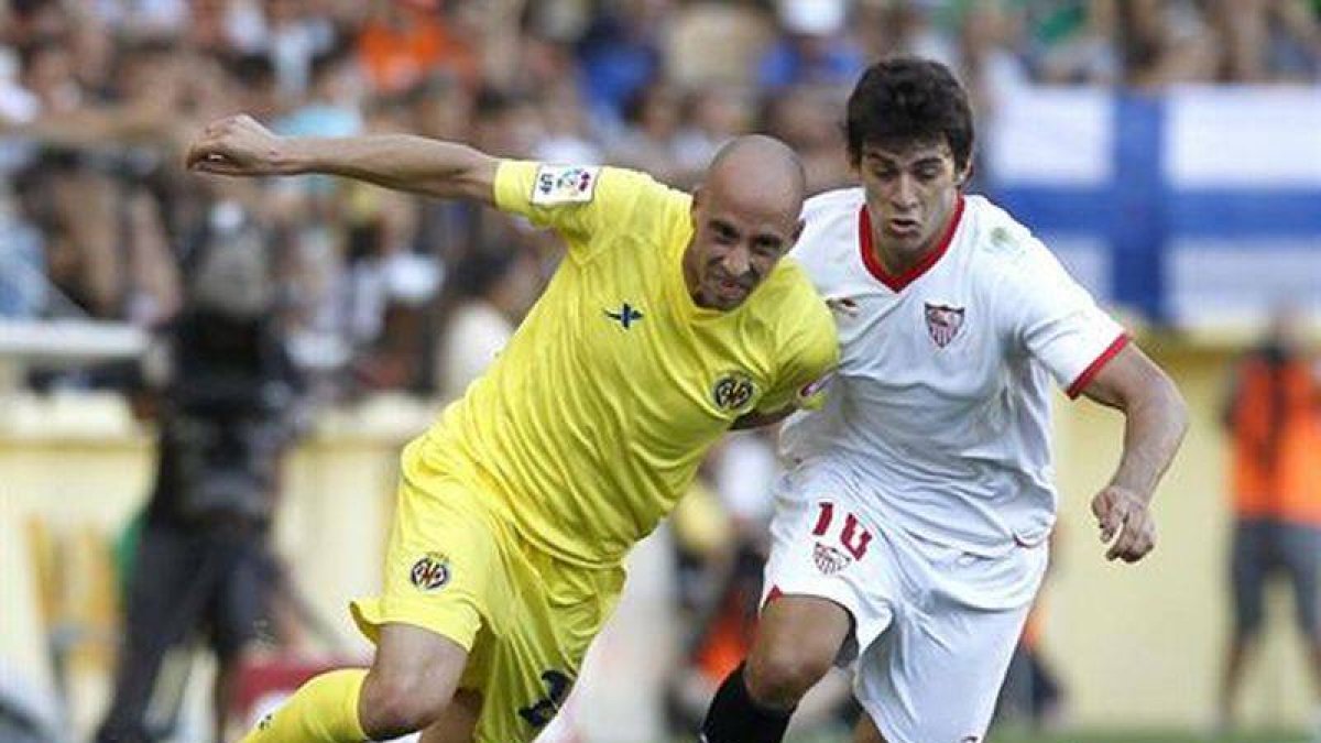 Borja Valero pugna un balón junto a Perotti.