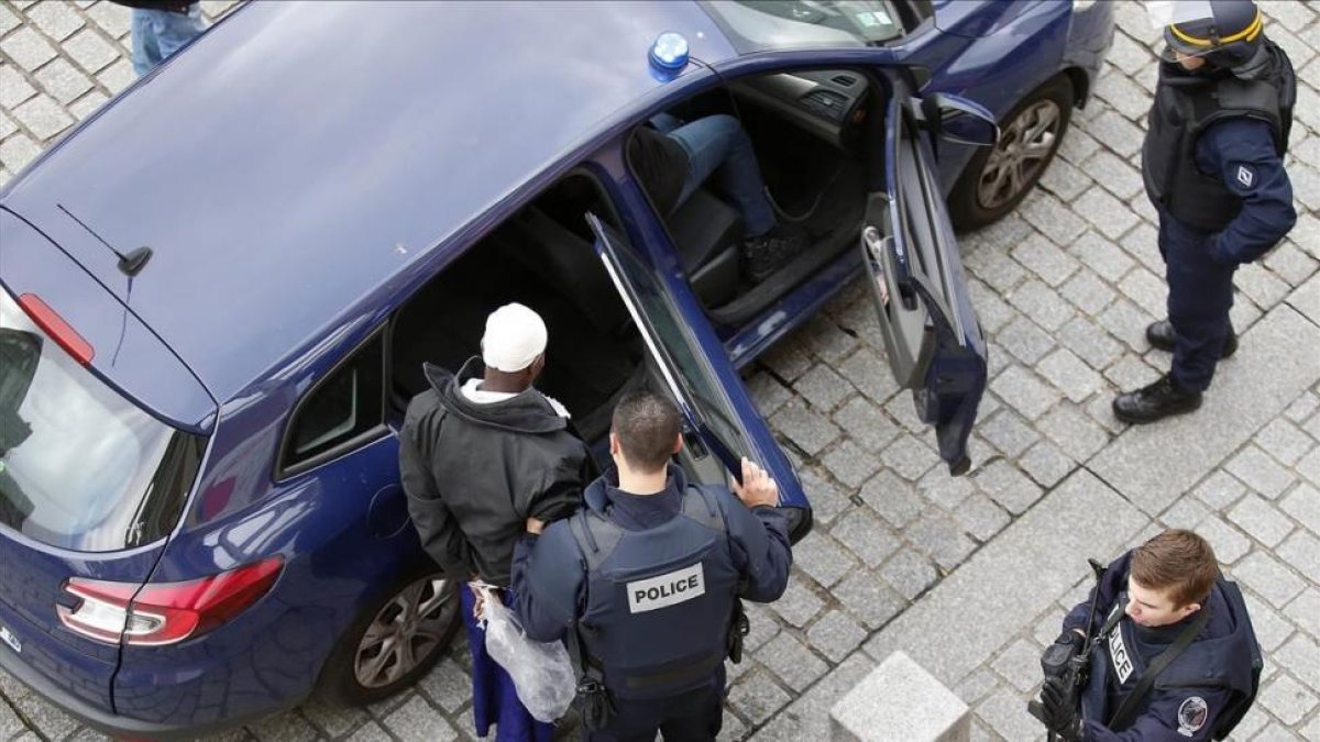 Agentes franceses arrestan a un sospechoso en una redada en Saint-Denis, en el norte de París, el 18 de noviembre del 2015, tras los ataques yihadistas de la semana anterior