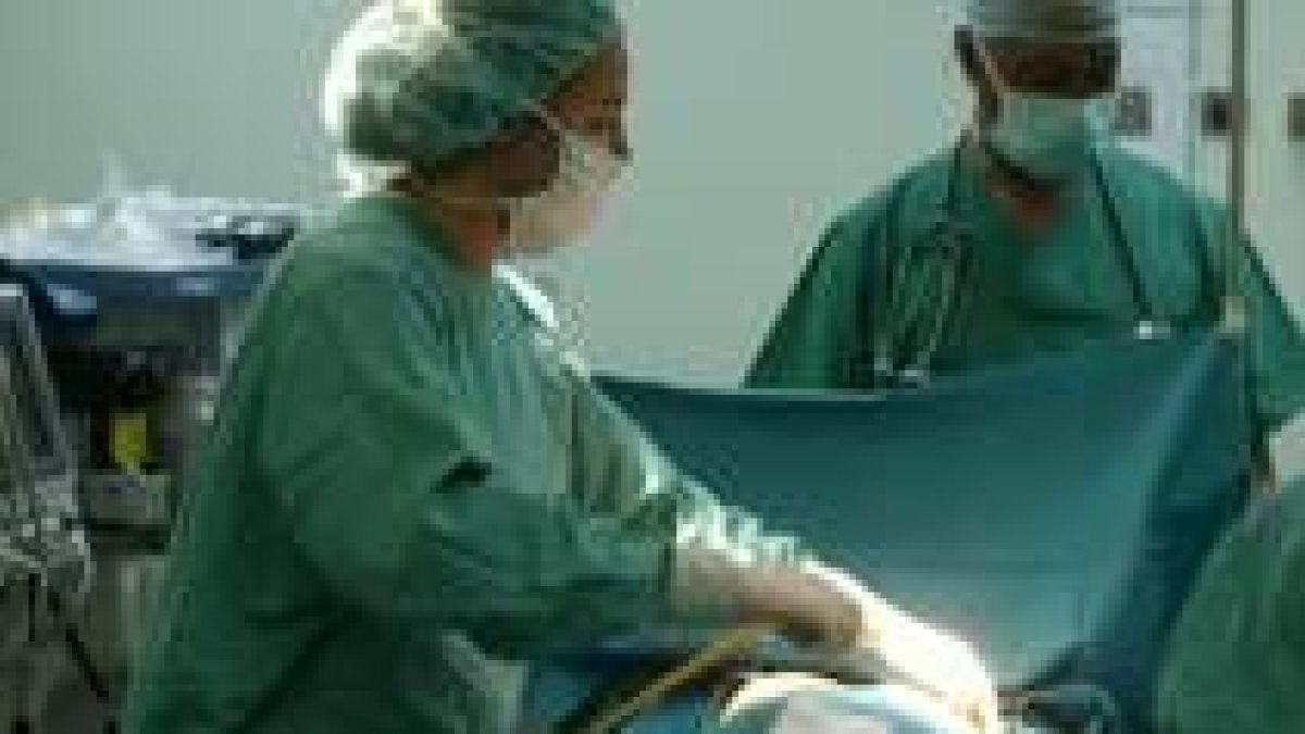 Operación de cirugía estética en un hospital de Ponferrada en una foto de archivo