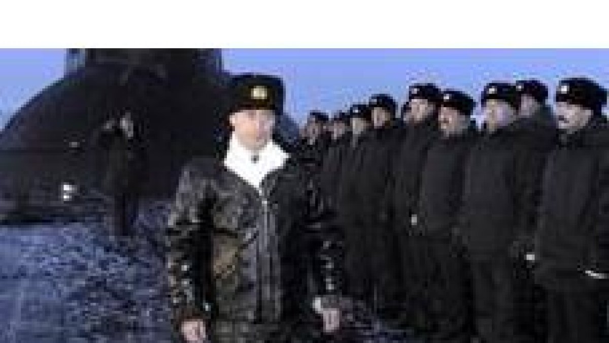 Putin pasa revista a la tripulación en la cubierta del submarino