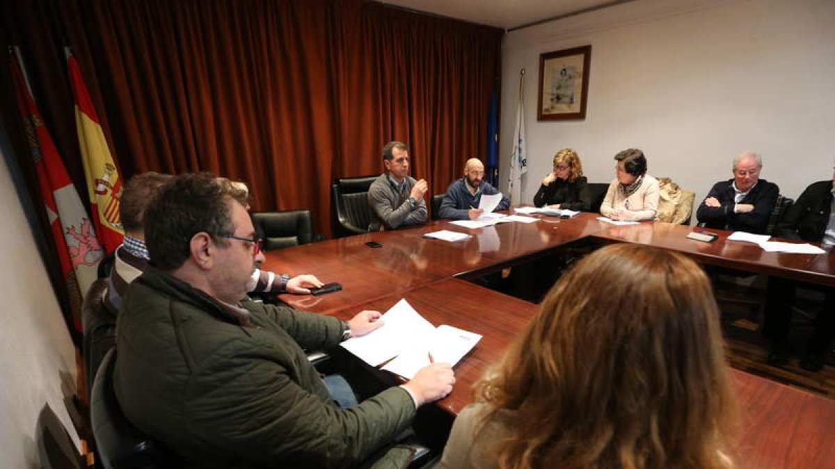 En la imagen uno de los plenos de Fabero.
