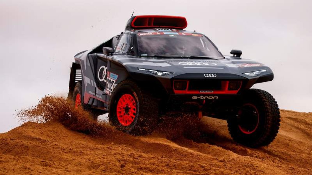 Carlos Sainz se sacó la espina de la jornada del domingo y ayer acabó tercero la etapa. VALAT