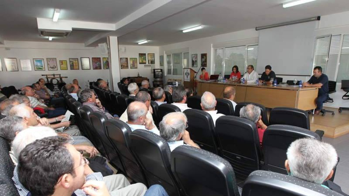 Un centenar de socios, de los más de mil, asistieron a la asamblea informativa de ayer