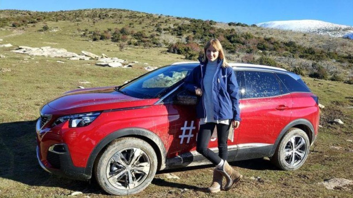 Alba Carrillo, junto a uno de modelos de Peugeot.