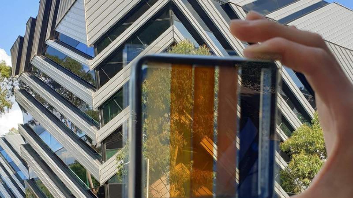 Científicos de la Escuela Politécnica Federal de Lausana (EPFL) en Suiza, prueban en sus laboratorios células solares de perovskita en condiciones similares a las reales. epfl