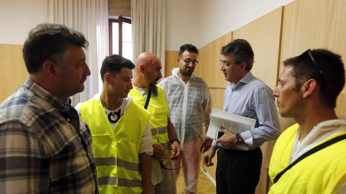 Majo y Ángel Calvo con los portavoces de los afectados. MARCIANO