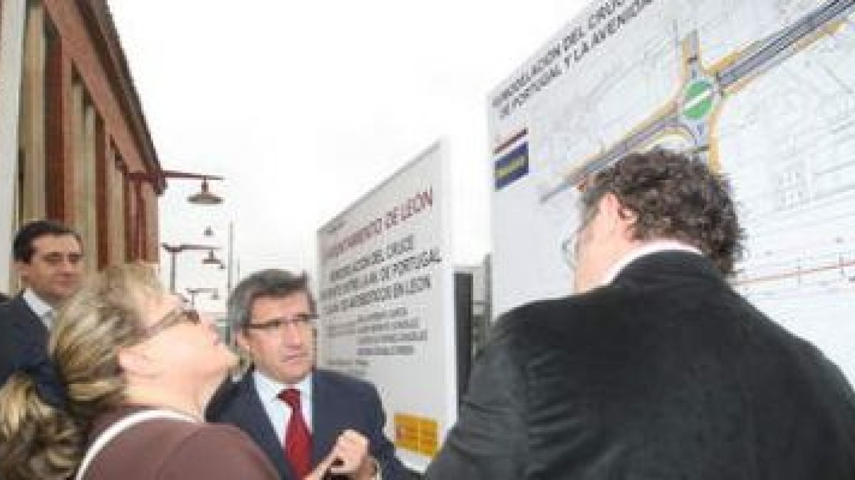 Francisco Fernández, a la izquierda, y Javier Chamorro, a la derecha, explican el proyecto a una rep