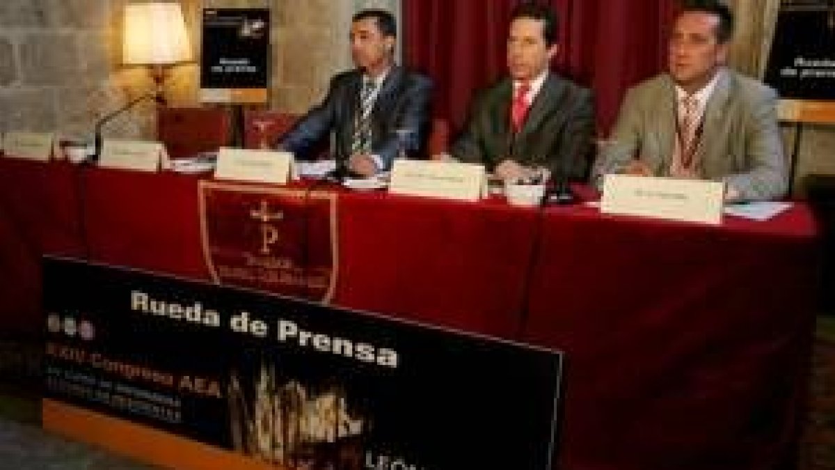 Un momento de la rueda de prensa de presentación del congreso de artroscopia que se celebra en León