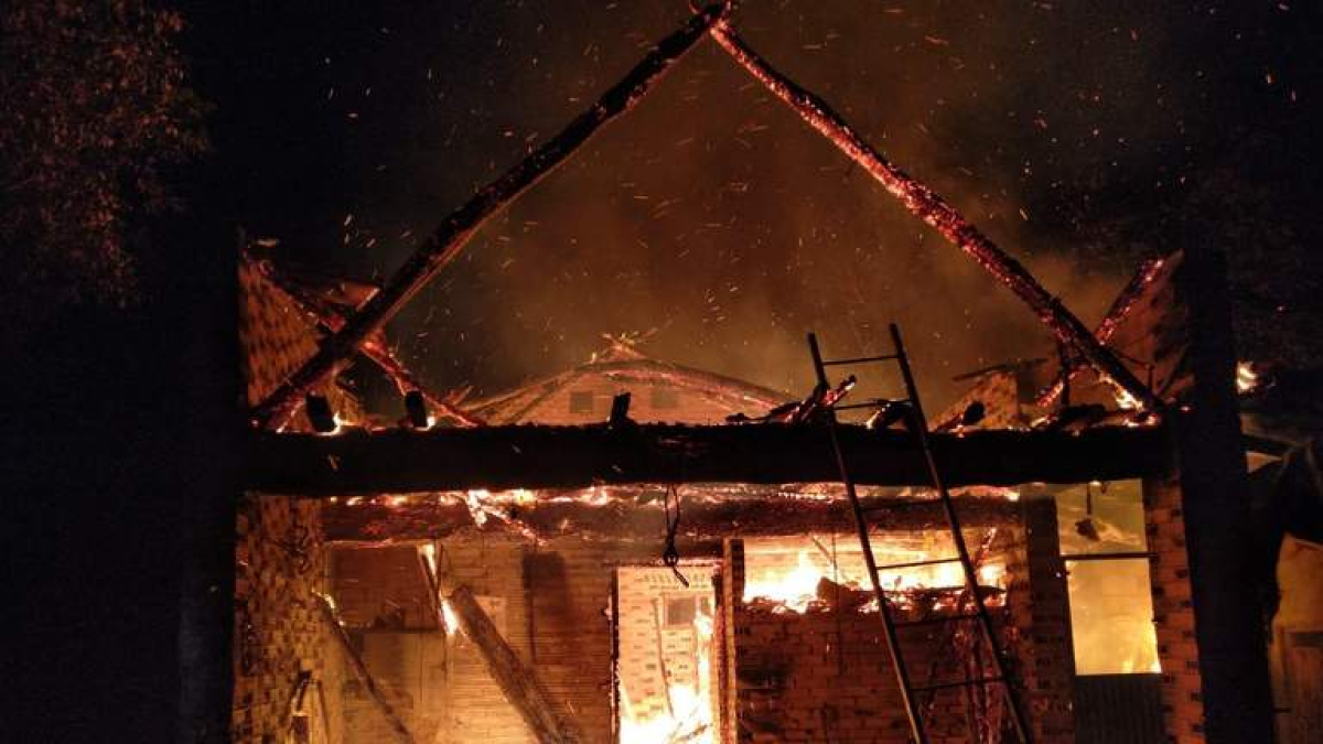 Imagen del fuego en Valtuille, arriba, y Compostilla, abajo. DL