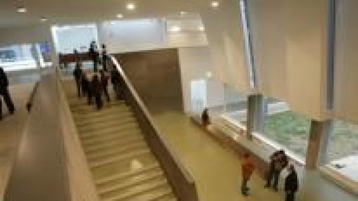 El nuevo edificio de la Uned, a los pies del campus, ha costado casi dos millones y medio de euros