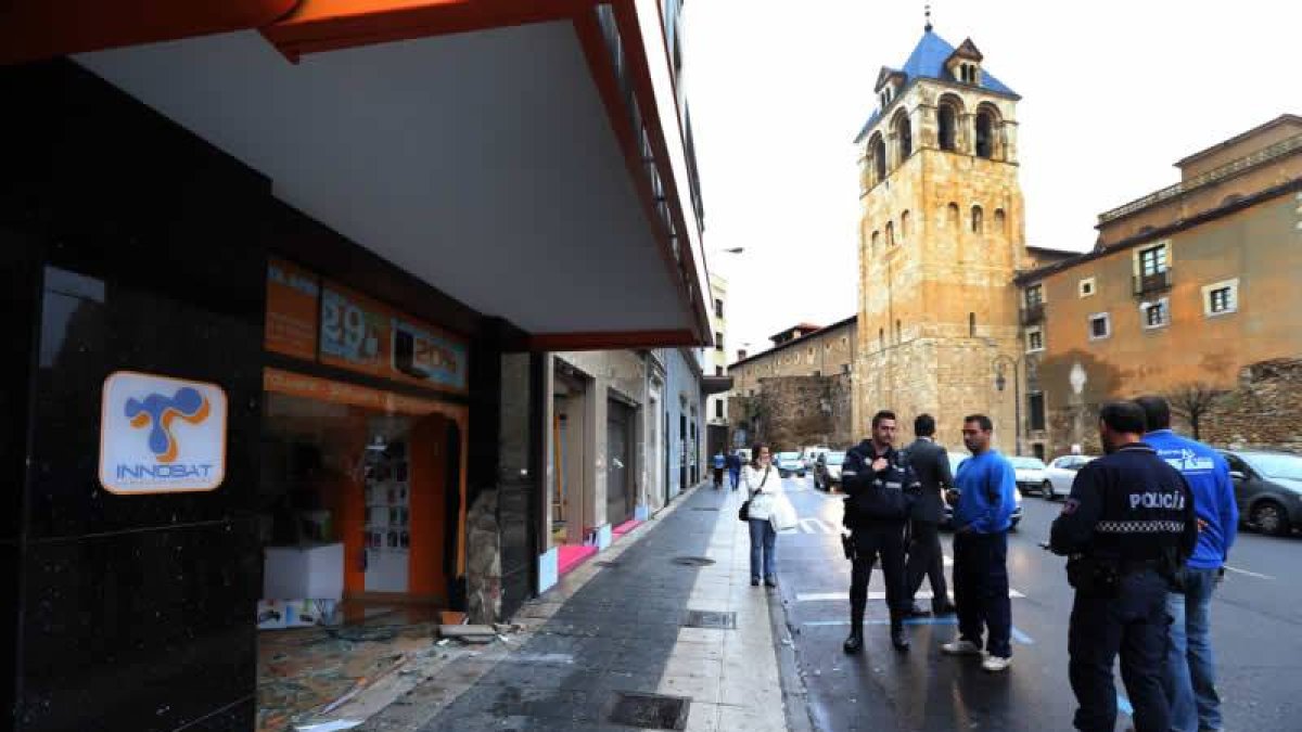 Estado en que quedó el escaparate del establecimiento tras el choque.