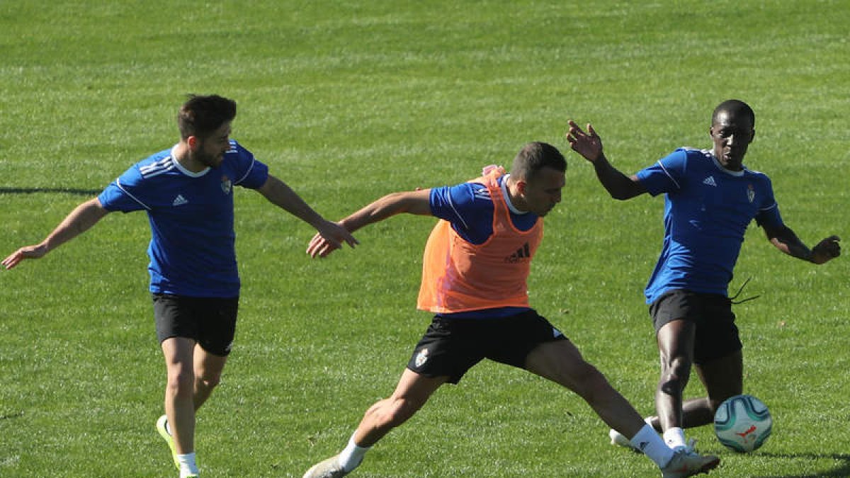 El contacto con el balón agradó a los jugadores. L. DE LA MATA