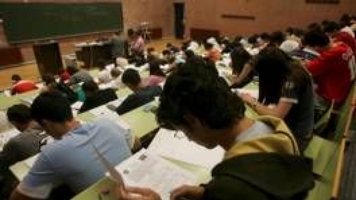 Estudiantes de León durante las pruebas de selectividad de junio