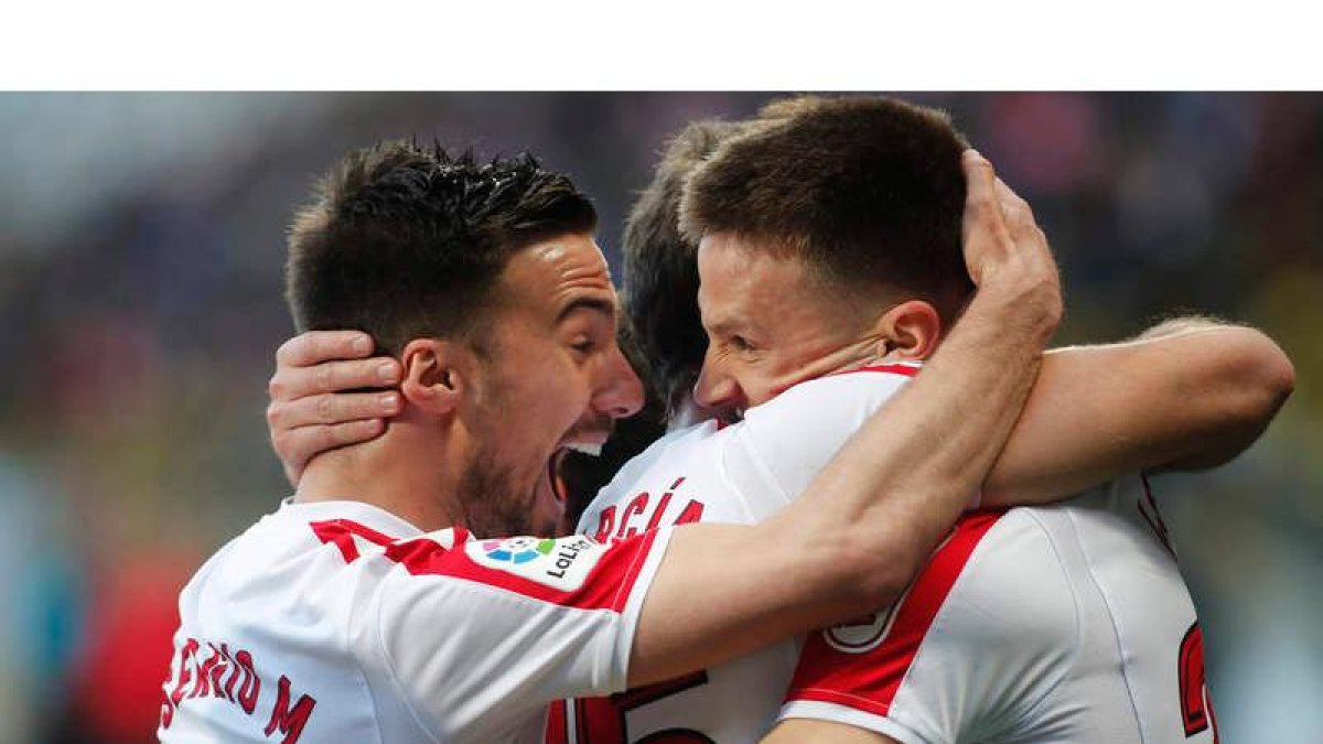 Sergio Marcos, que confía en continuar en la Cultural la próxima temporada, celebra un gol junto a Señé, que será uno de los que salga del club. JESÚS F. SALVADORES