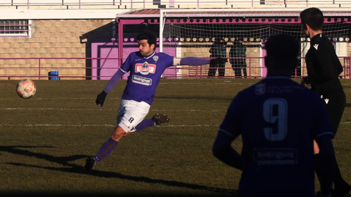 Mateo Cembranos aportó su calidad al juego de La Bañeza. J. NOTARIO