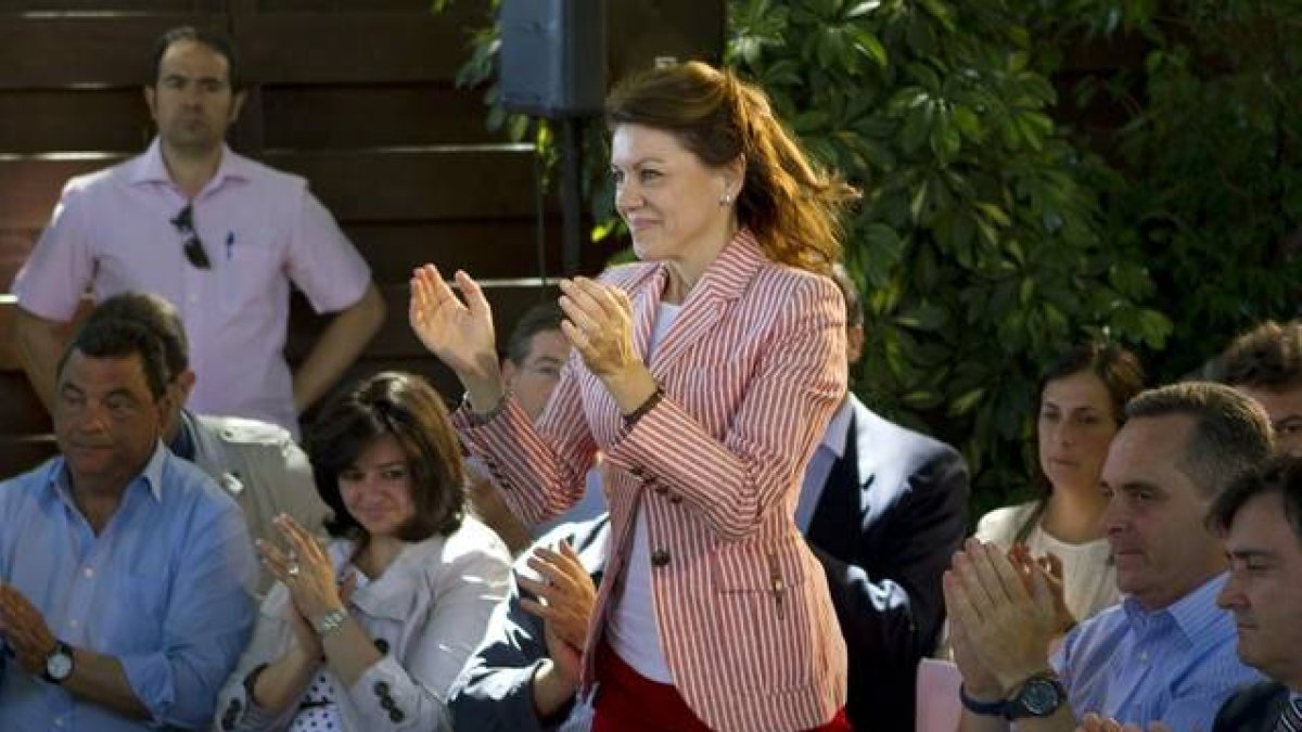 La secretaria general del PP, María Dolores de Cospedal, en la clausura de un acto con interventores y apoderados del PP de Sevilla.