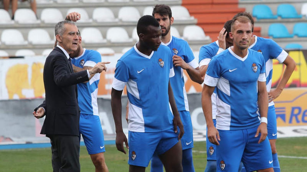 Carlos Terrazas trabaja en su doble función de director técnico y de director deportivo. L. DE LA MATA