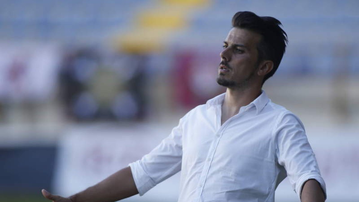 Rubén de la Barrera, expulsado frente al Laredo, quiere a su equipo con una capacidad muy grande para seguir en la Copa. JESÚS F. SALVADORES
