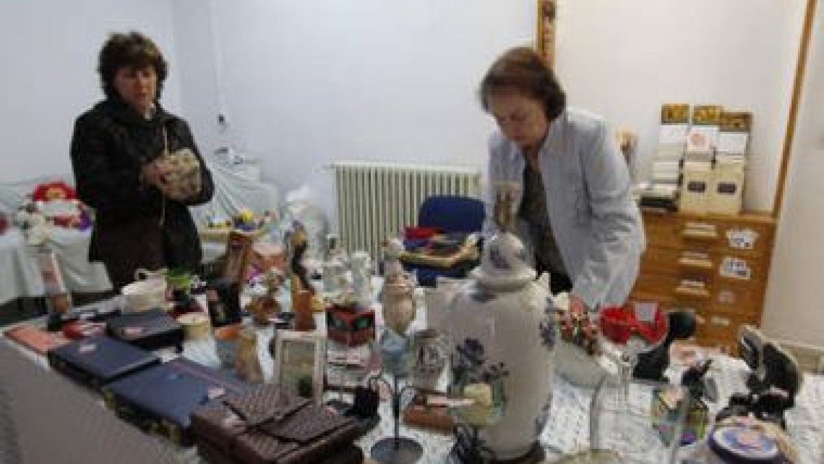 Una de las mesas del rastrillo solidario instalado en la casa de la calle San Pedro, 19.