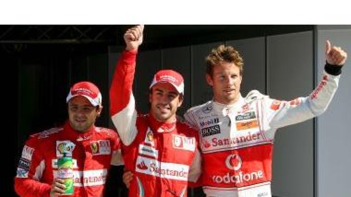 Massa, Alonso y Button celebran la clasificación del Gran Premio de Italia, hoy.