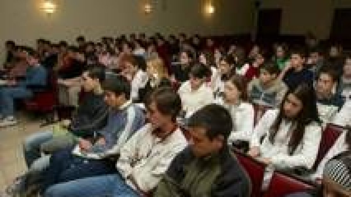 Los alumnos de cuarto de ESO del colegio Leónes «San Isidoro», durante el encuentro con Moure