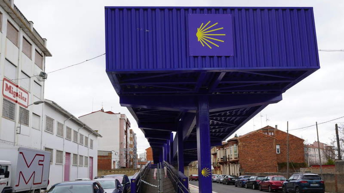 La pasarela de Miguélez, en Párroco Pablo Díez, se reutilizará en La Sal. J. NOTARIO
