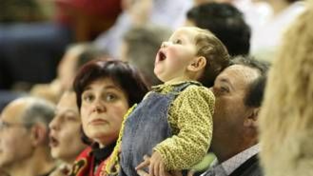 La grada disfrutó del juego de su equipo al que llevó en volandas hacia el triunfo