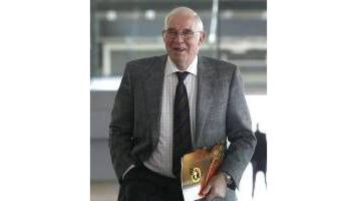 Luis Aragonés ayer, a su llegada a la Ciudad del Fútbol de Las Rozas