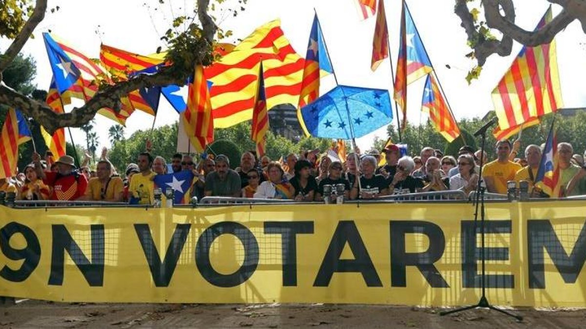 Partidarios de la consulta se han concentrado a las puertas del Parlament donde esta tarde se ha aprobado en un pleno extraordinario la Ley catalana de Consultas