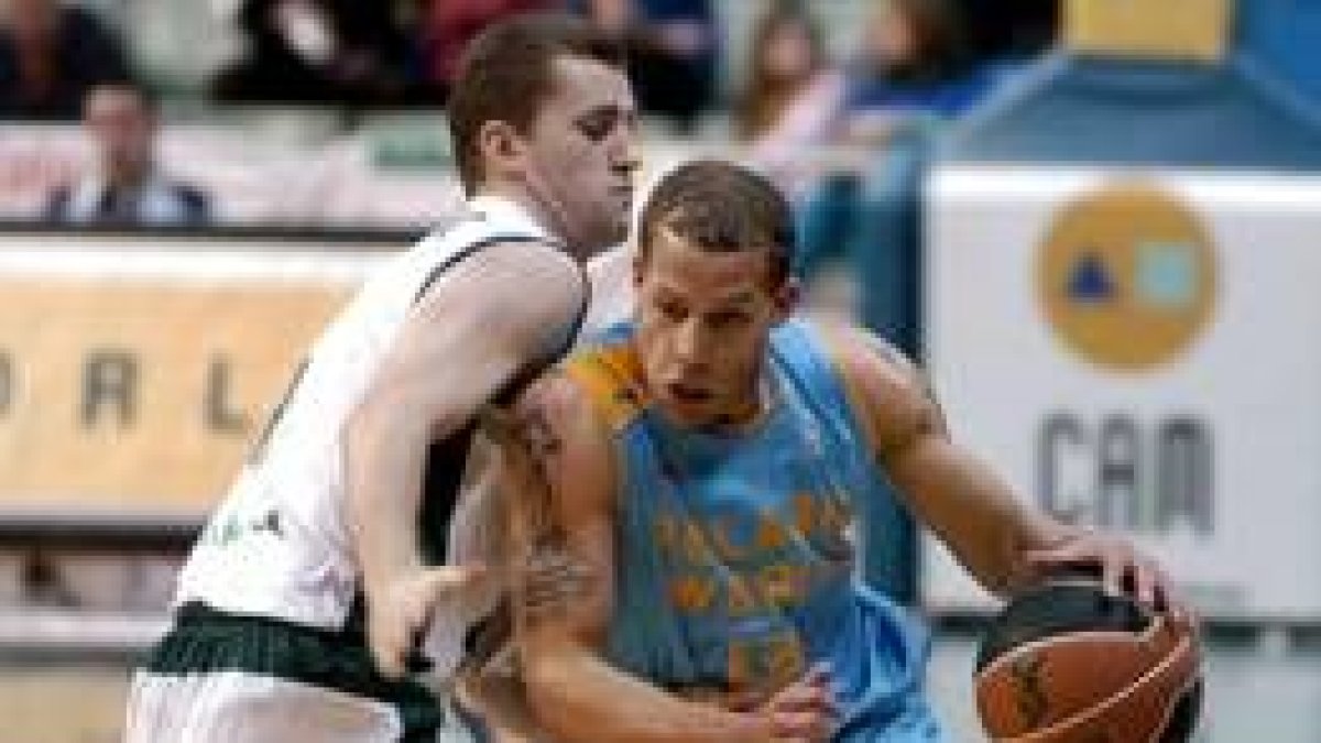 Chris Thompson (Polaris) defiende una jugada ante Popovic (Unicaja)