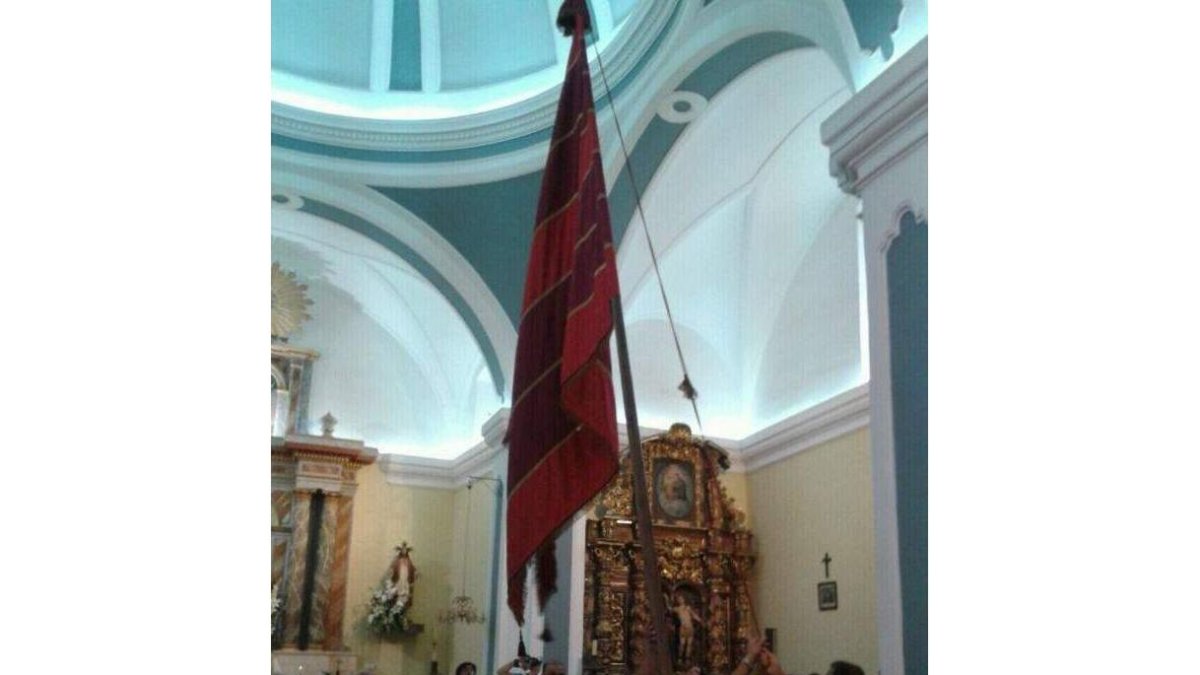 El pendón fue ayer bendecido y alzado como nuevo emblema.