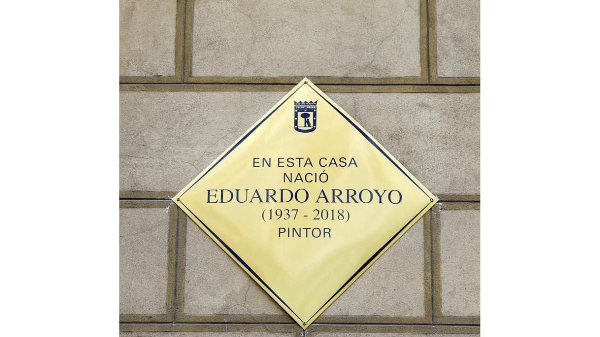 Detalle de la placa colocada en el número 19 de la calle Argensola.