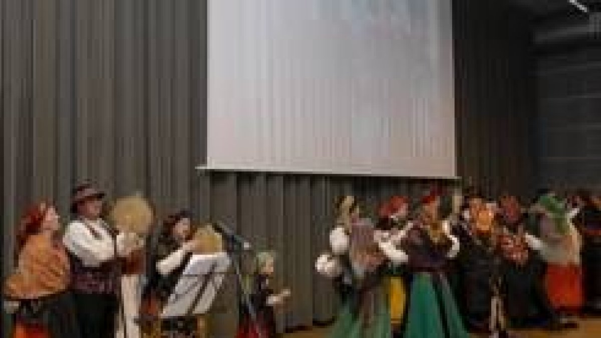 Más de 30 grupos de toda la provincia participaron en el encuentro de bailes