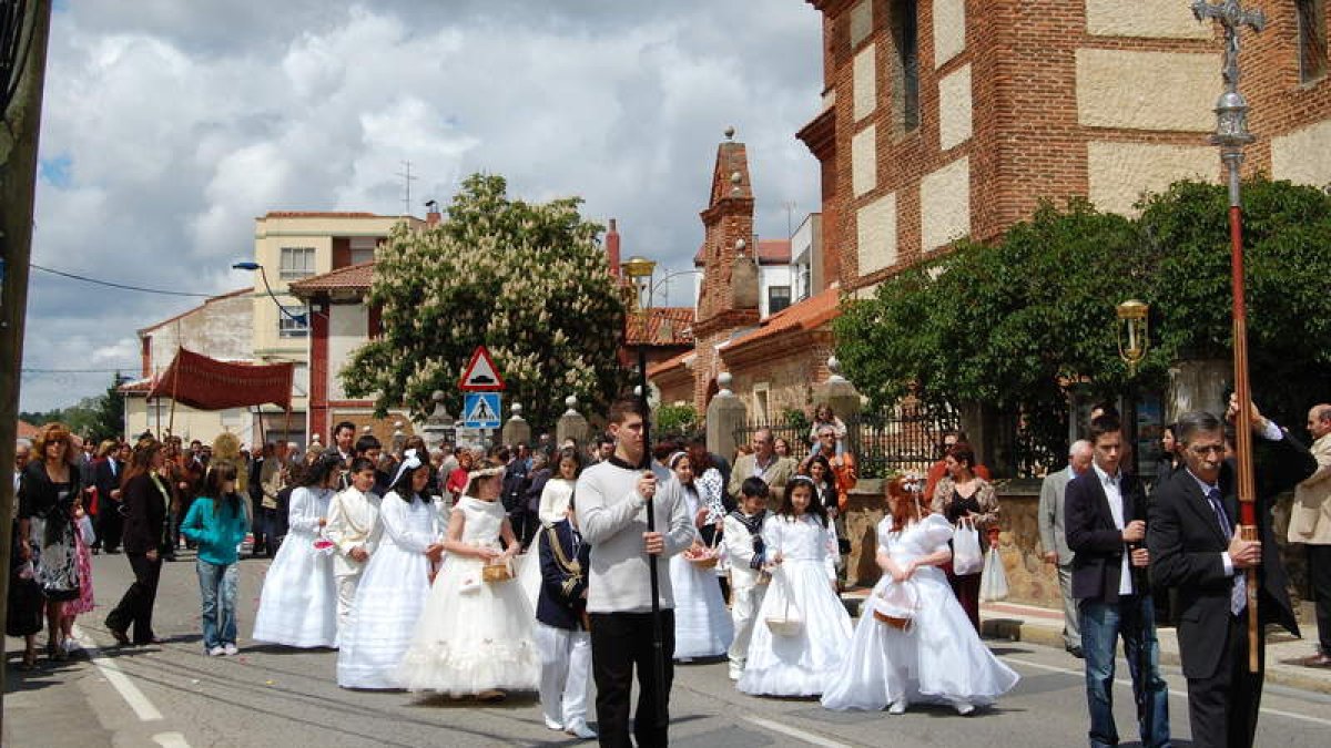 La procesión con los niños y la banda de las Tres Caídas se celebra el día 11 tras la misa de mediodía. DL