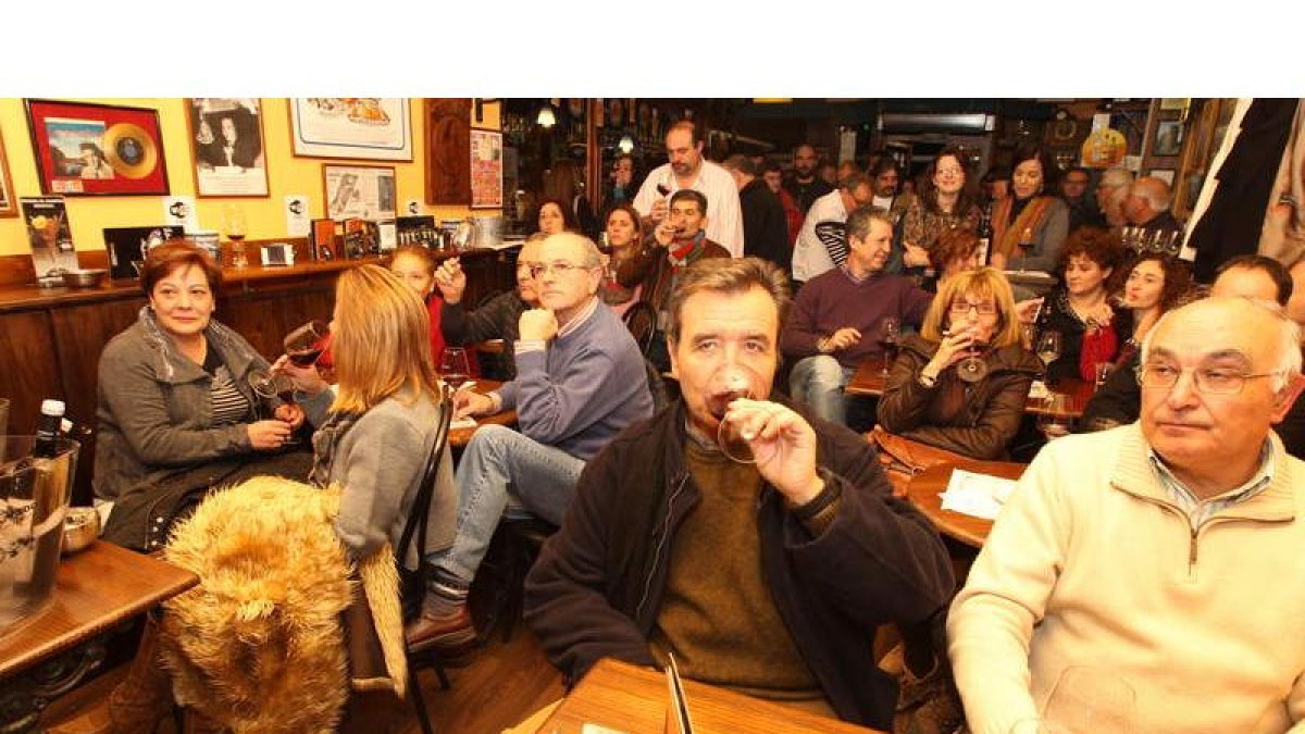 Un momento de la cata del maceración 2012 de Palacio de Canedo, anoche en La Destilería.