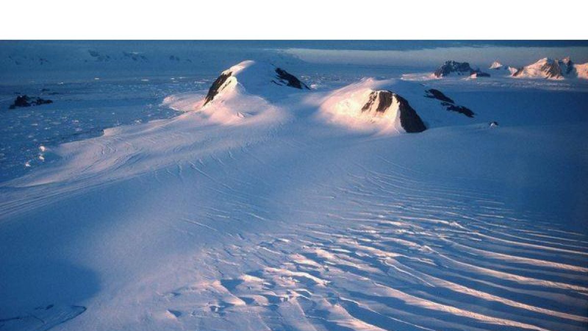 Montañas de hielo en la Antártida.