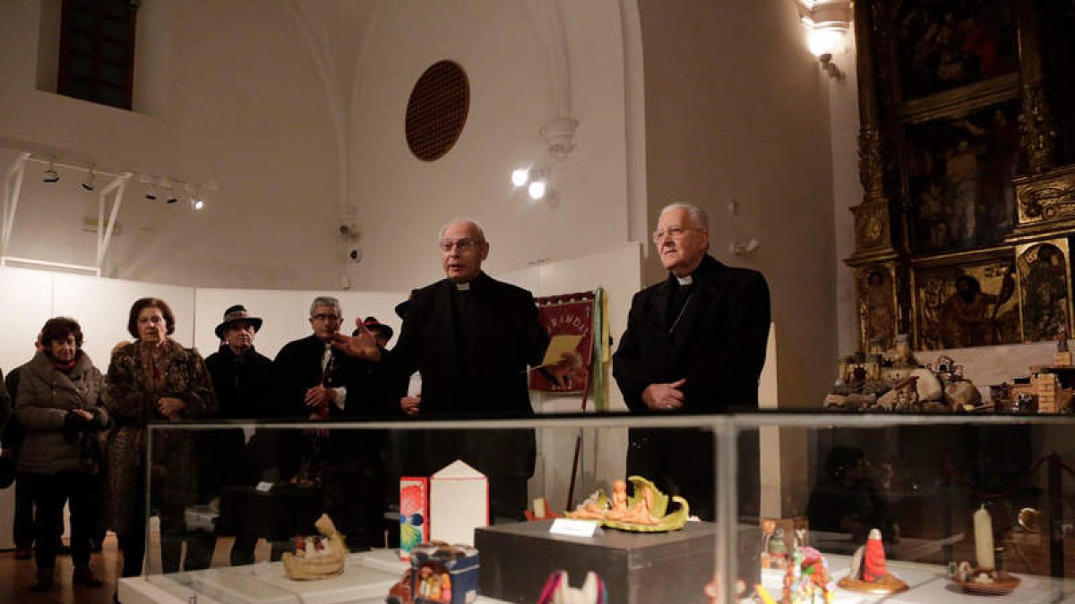 El delegado de Patrimonio y el obispo abrieron la muestra. S. PÉREZ